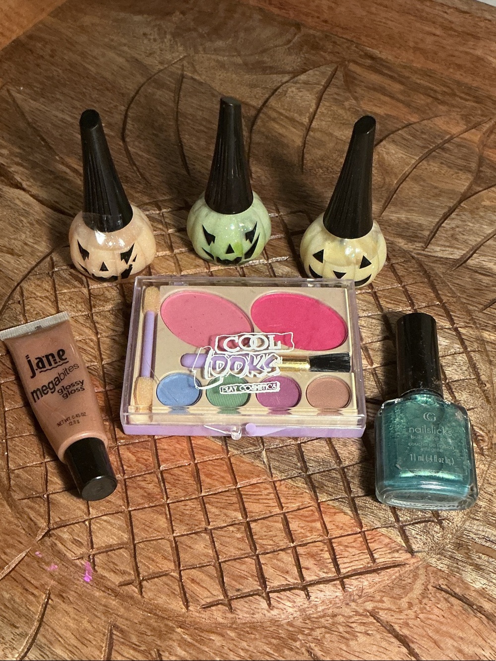 NEW Kids Cool Looks Makeup Palette in Pastel Shades w coordinating nail polish